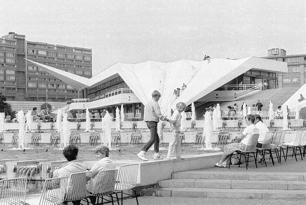 15. Juli 1988. DDR. Berlin / Ostberlin. Berlin-Mitte. Alexanderplatz. Am Fernsehturm.