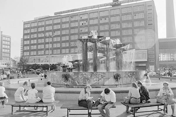 September 1988. DDR. Ostberlin. Berlin-Mitte. Brunnen am Alexanderplatz.