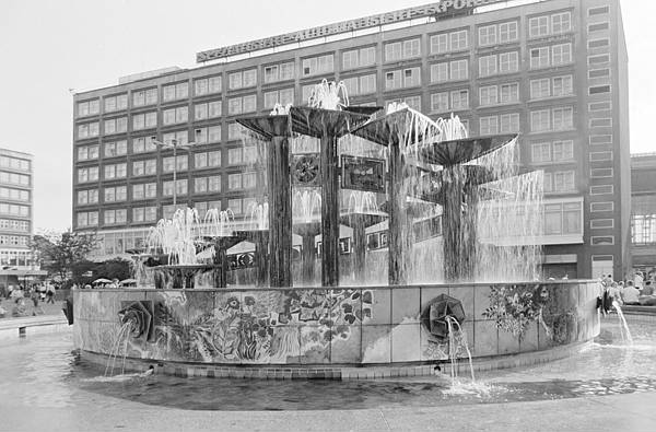 September 1988. DDR. Ostberlin. Berlin-Mitte. Brunnen am Alexanderplatz.