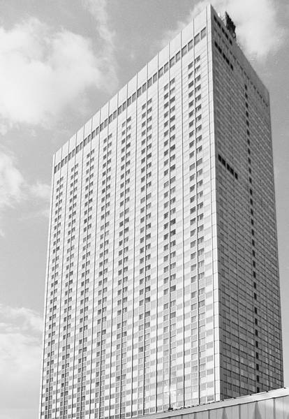 September 1988. DDR. Ostberlin. Berlin-Mitte. Alexanderplatz. Hotel "Stadt Berlin" mit 1000 Zimmern. Von Roland Korn, Heinz Scharlipp und Hans-Erich Bogatzky entworfen.