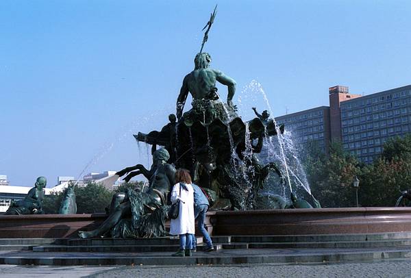 2. Oktober 1987. Berlin. Ostberlin. DDR. Berlin-Mitte. Alexanderplatz. Neptunbrunnen