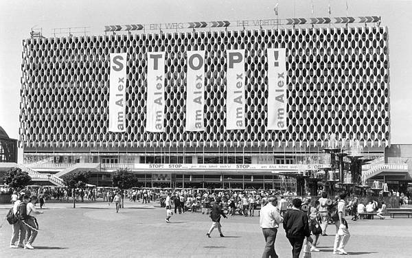 Deutschland. Berlin-Mitte. Alexanderplatz. Juni 1990. Kaufhaus.
