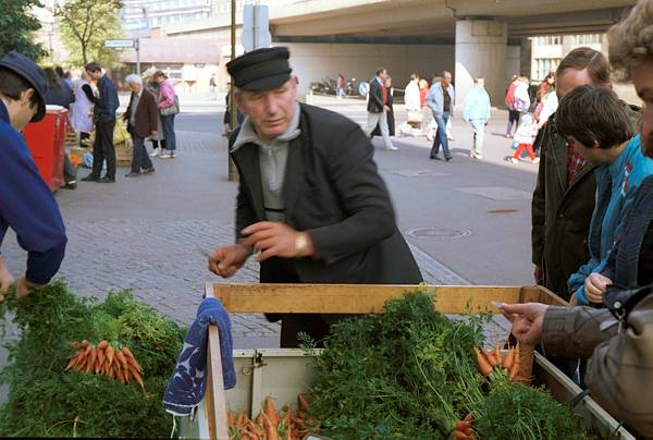 2. Oktober 1987. Berlin. DDR. Ostberlin. Berlin-Mitte. Alexanderplatz. Gem?nd. Verkauf von M?n