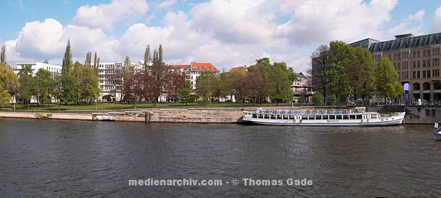28. 4. 2005. Berlin. Berlin-Mitte. Flu?/ Fluss Spree bei der Museumsinsel. (Panorama: Pentax *ist DS / zwei Einzelbilder)