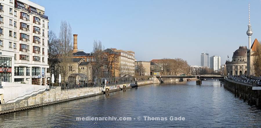 Februar 2007. Deutschland. Berlin. Berlin-Mitte. Spree. Museumsinsel. Bode Museum. Fernsehturm.