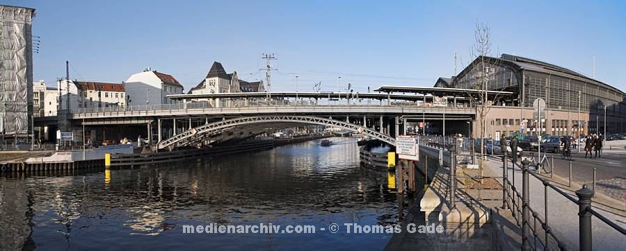 18. Februar 2007. Deutschland. Berlin. Berlin-Mitte. Spree. Bahnhof Friedrichstra?. Br?Panorama