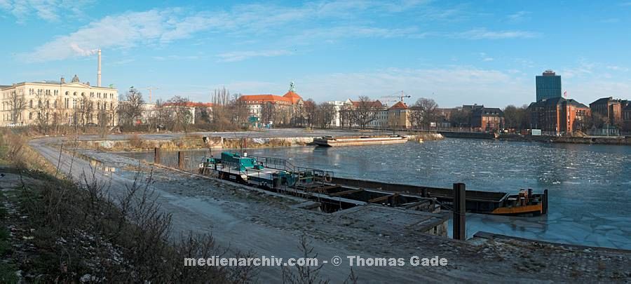 18. 1. 2009. Berlin. Berlin-Mitte. Humboldthafen. Zugefrorener. Binnenschiffahrt. (Panorama aus mehreren Einzelaufnahmen)