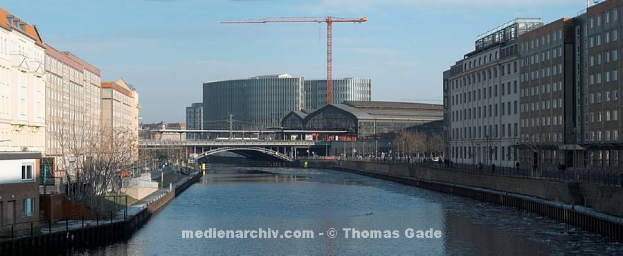 18. 1. 2009. Berlin. Berlin-Mitte. Fluss Spree. Blick zum Bahnhof Friedrichstra?. (Panorama aus mehreren Einzelaufnahmen)