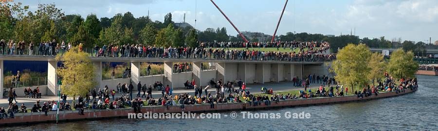 4. 10. 2009. Berlin. Berlin-Mitte. Tiergarten. Regierungsviertel. Spree. Ludwig-Erhard-Ufer. Spreebogenpark. Viele Menschen sind gekommen, um das Stra?ntheater Royal de Luxe zu beobachten. (Panorama aus mehreren Einzelfotos)