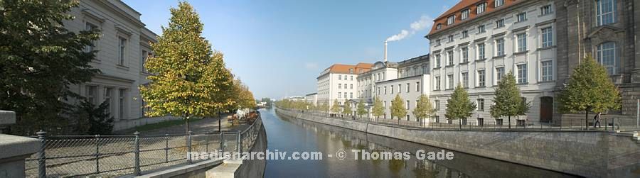 14. 10. 2010. Berlin. Berlin-Mitte. Humboldkanal (Panorama aus mehreren Einzelfotos)