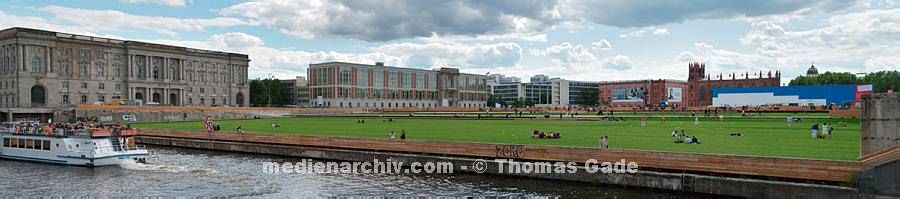 August 2009. Berlin. Berlin-Mitte. Rasen am ehemaligen Standort des 'Palast der Republik' an der Spree.