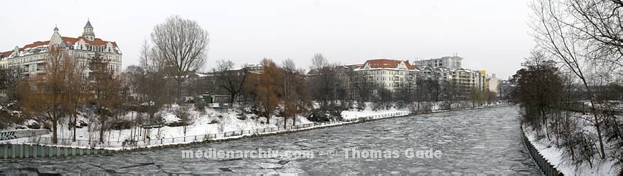 24. 1. 2010. Berlin. Berlin-Mitte. links: Wedding. Nordufer. rechts: Berlin-Spandauer-Schiffahrtskanal.. Winter. Eis. Schnee. (Panorama aus mehreren Fotos)