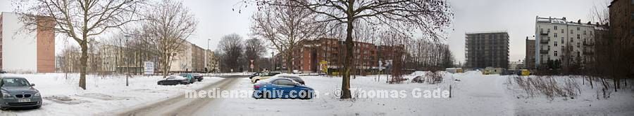 2. 2. 2010. Berlin. Berlin-Mitte. Ehemaliger Mauerstreifen neben der Bernauer Stra?. Bei der Swinem?Stra?. Winter. Schnee. Eis. (Panorama aus mehreren Bildern)
