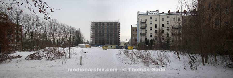 2. 2. 2010. Berlin. Berlin-Mitte. Ehemaliger Mauerstreifen neben der Bernauer Stra?. Bei der Swinem?Stra?. Winter. Schnee. Eis. (Panorama aus mehreren Bildern)