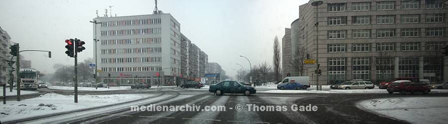 10. 2 2010. Berlin. Berlin-Mitte. Wedding. Autofahrt im Schneetreiben auf der M?tra? an der Kreuzung mit der Schulzendorfer Stra?, Sellerstra?. (Panorama aus mehreren Fotos)