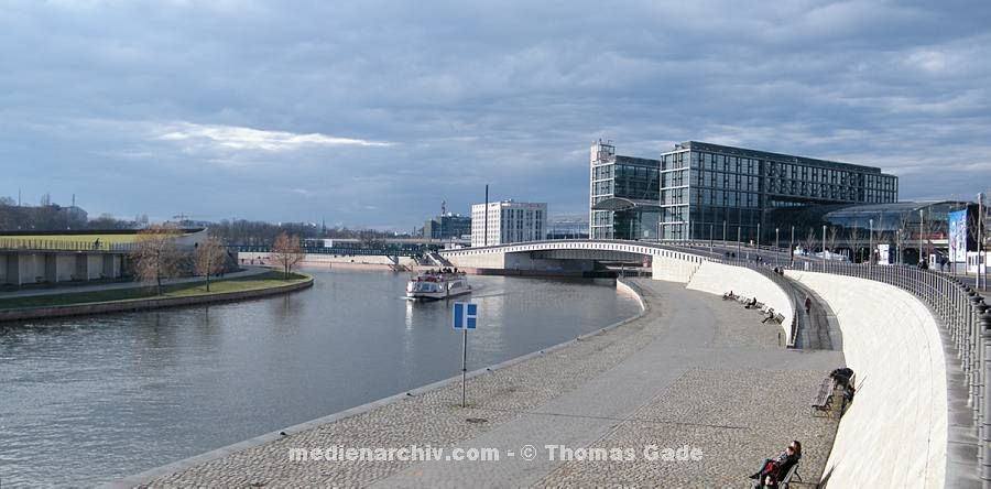 28. 2. 2010. Berlin. Berlin-Mitte. Tiergarten. Moabit. Links: Ludwig-Erhard-Ufer, Mitte: Fluss Spree, Rechts: Kapelle-Ufer. Hinten: Hugo-Preu?B? Hauptbahnhof (Panorama aus mehreren Fotos)