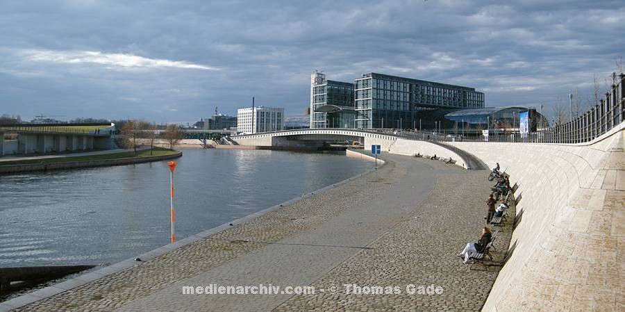 28. 2. 2010. Berlin. Berlin-Mitte. Tiergarten. Moabit. Links: Ludwig-Erhard-Ufer, Mitte: Fluss Spree, Rechts: Kapelle-Ufer. Hinten: Hugo-Preu?B? Hauptbahnhof (Panorama aus mehreren Fotos)