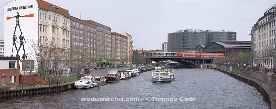 2. 5. 2010. Berlin. Berlin-Mitte. Fluss Spree. S-Bahnhof Friedrichstra?. links: Schiffbauerdamm, rechts: Reichstagufer (Panorama)