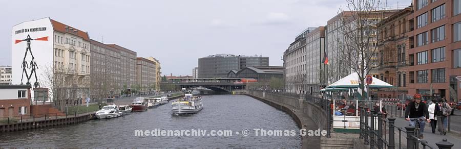 2. 5. 2010. Berlin. Berlin-Mitte. Fluss Spree. S-Bahnhof Friedrichstra?. links: Schiffbauerdamm, rechts: Reichstagufer (Panorama)