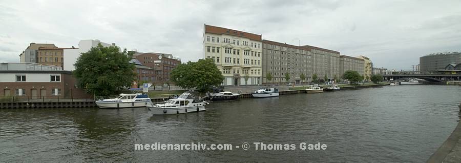 7. 8. 2010. Berlin. Berlin-Mitte. Schiffbauerdamm. Spree. Boote. (Panorama aus mehreren Einzelfotos)
