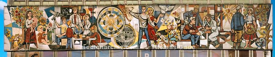 20. Mai 2001. Berlin. Berlin-Mitte. Relief mit Lehrszenen am Haus des Lehrers beim Alexanderplatz.