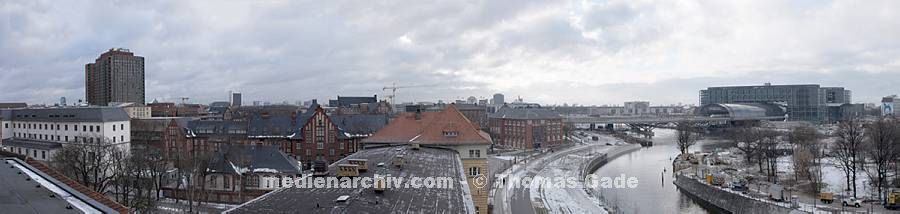 13. 12. 2011. Berlin. Berlin-Mitte. Krankenhaus Charit?, Fluss Spree und Hauptbahnhof. Winter. Schnee.