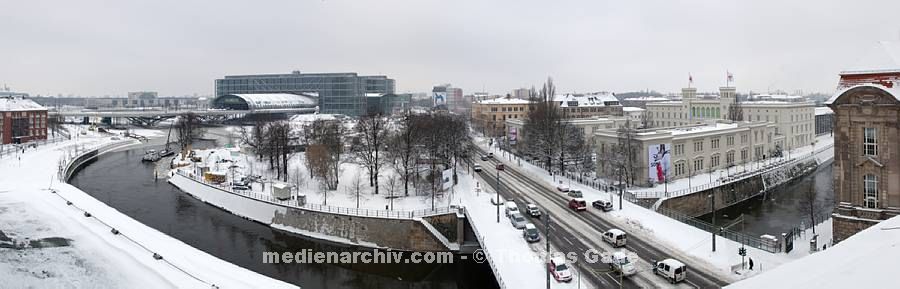 21. 12. 2011. Berlin. Berlin-Mitte. Krankenhaus Charit?, Fluss Spree und Hauptbahnhof. Winter. Schnee.