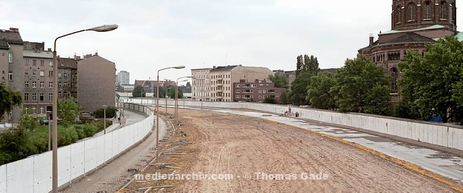16. 6. 1990. Berlin. links: Berlin-Mitte, mitte: DDR Grenze. Berliner Mauerstreifen. rechts: Kreuzberg.