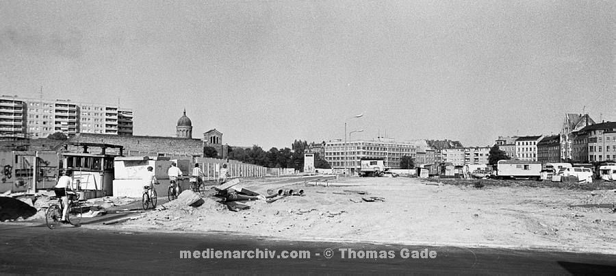 25. 8. 1990. Berlin. links und vorne: Berlin-Mitte, ehemalige DDR Grenze. Berliner Mauerstreifen. hinten rechts: Kreuzberg.