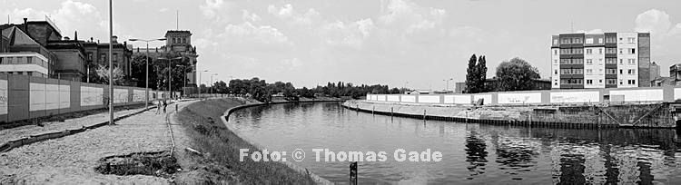 30. 5. 1990. Berlin. Berlin-Mitte. Links: Reichstagsgeb?ude. Mitte: Fluss Spree. Rechts:  Schiffbauerdamm mit Resten der Berliner Mauer (DDR). (Panorama aus mehreren Einzelbiidern.)