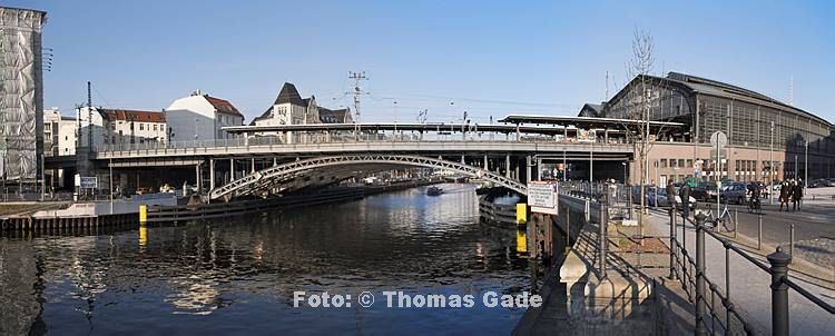 18. Februar 2007. Deutschland. Berlin. Berlin-Mitte.  Spree. Bahnhof Friedrichstra?e. Br?cke. Panorama