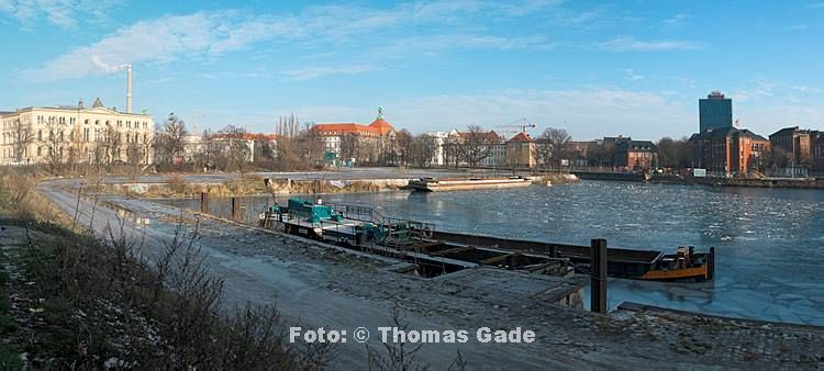 18. 1. 2009. Berlin. Berlin-Mitte.  Humboldthafen. Zugefrorener. Binnenschiffahrt.  (Panorama aus mehreren Einzelaufnahmen)