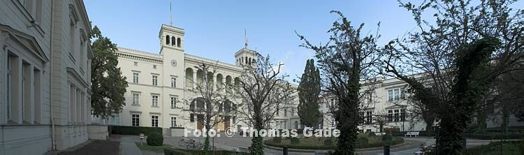 14. 10. 2010. Berlin. Berlin-Mitte. Hamburger Bahnhof (Panorama aus mehreren Einzelfotos)