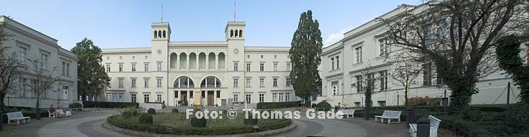 14. 10. 2010. Berlin. Berlin-Mitte. Hamburger Bahnhof (Panorama aus mehreren Einzelfotos)