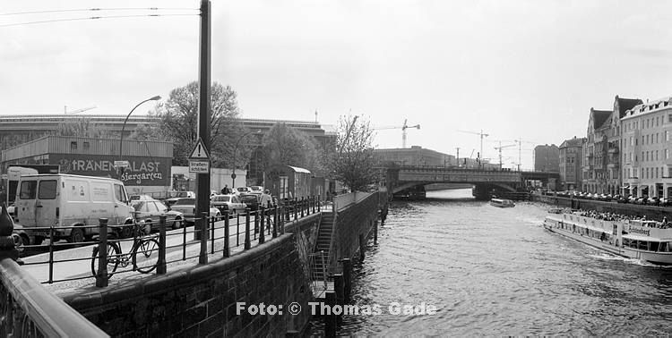 5. 6. 1998. Berlin. Berlin-Mitte. Tr?nenpalast. Fluss Spree. Bahnhof Friedrichstra?e. S-Bahn (Panorama aus mehreren Einzelbildern)