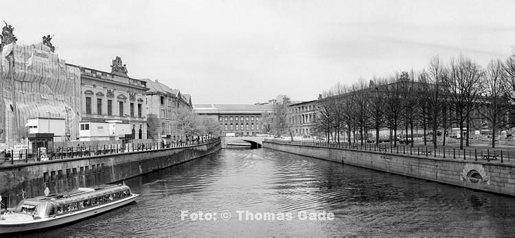 5. 6. 1998.  Berlin. Berlin-Mitte. Spreekanal. Museumsinsel. Dampfer. (Panorama aus mehreren Einzelbildern)