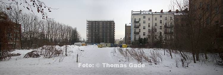 2. 2. 2010. Berlin. Berlin-Mitte. Ehemaliger Mauerstreifen neben der Bernauer Stra?e.  Bei der Swinem?nder Stra?e.  Winter. Schnee. Eis. (Panorama aus mehreren Bildern)