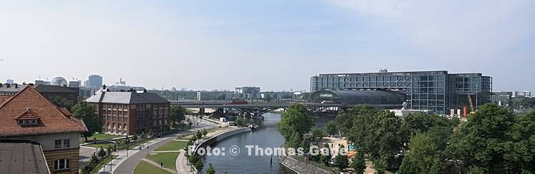 10. 6. 2010. Berlin. Berlin-Mitte. Hauptbahnhof. Eisenbahn. Schienenverkehr.  Humboldthafen. (Panorama aus mehreren Einzelbildern)