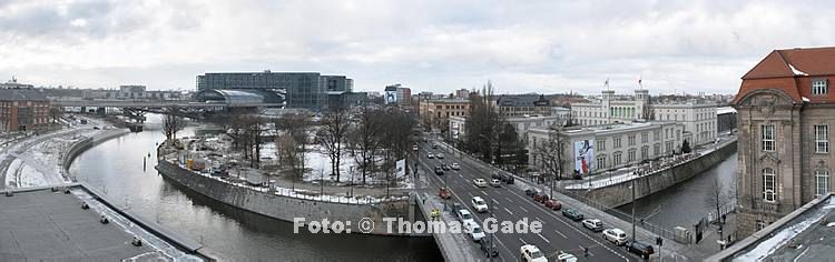 13. 12. 2011. Berlin. Berlin-Mitte. Krankenhaus Charit?, Fluss Spree und Hauptbahnhof. Winter. Schnee.   