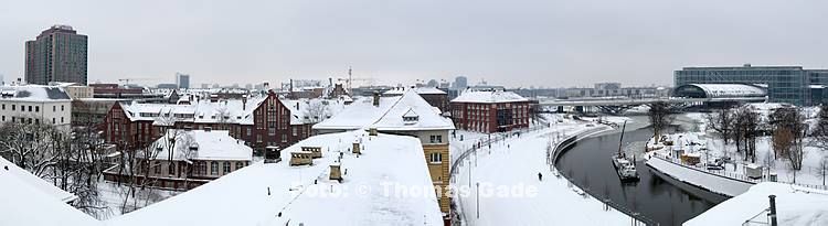 21. 12. 2011. Berlin. Berlin-Mitte. Krankenhaus Charit?, Fluss Spree und Hauptbahnhof. Winter. Schnee.   