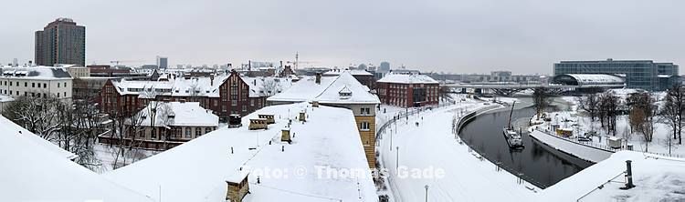 21. 12. 2011. Berlin. Berlin-Mitte. Krankenhaus Charit?, Fluss Spree und Hauptbahnhof. Winter. Schnee.   