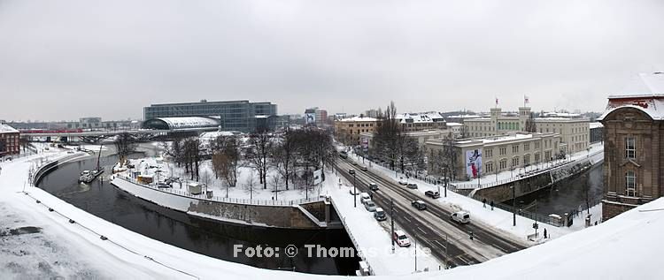 21. 12. 2011. Berlin. Berlin-Mitte. Krankenhaus Charit?, Fluss Spree und Hauptbahnhof. Winter. Schnee.   