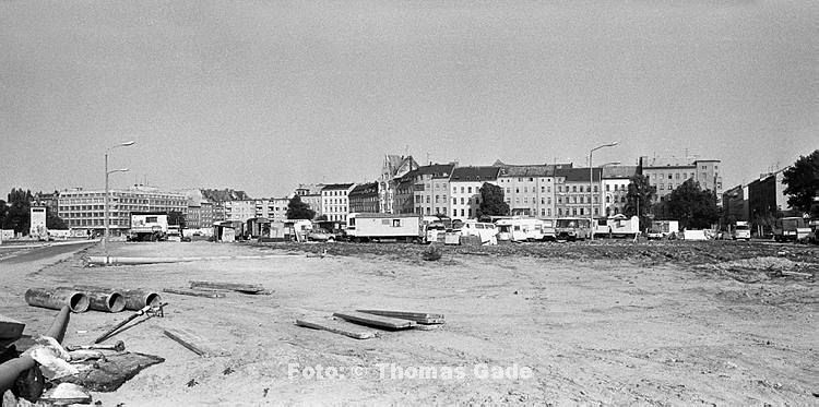 25. 8. 1990. Berlin. links und vorne: Berlin-Mitte, ehemalige DDR Grenze. Berliner Mauerstreifen. hinten rechts: Kreuzberg. (Panorama aus mehreren Einzelbildern)