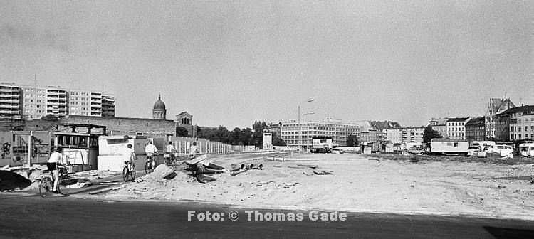 25. 8. 1990. Berlin. links und vorne: Berlin-Mitte, ehemalige DDR Grenze. Berliner Mauerstreifen. hinten rechts: Kreuzberg. (Panorama aus mehreren Einzelbildern)