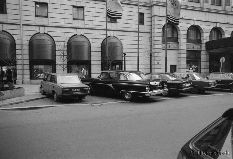 18. 1. 1990. Berlin. Mitte. DDR. Ostberlin. Autos vor dem Grand Hotel