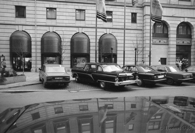 18. 1. 1990. Berlin. Mitte. DDR. Ostberlin. Autos vor dem Grand Hotel