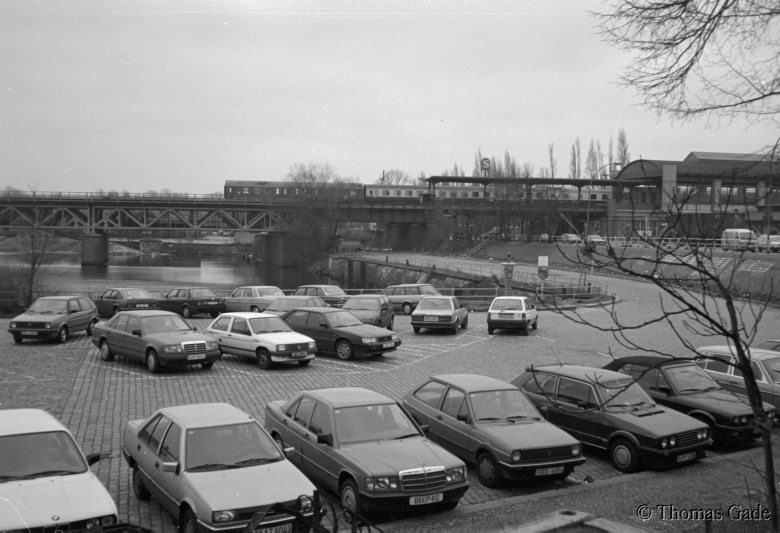 13. 2. 1990. Berlin. Tiergarten. Humboldthafen beim Lehrter Bahnhof. Parkplatz