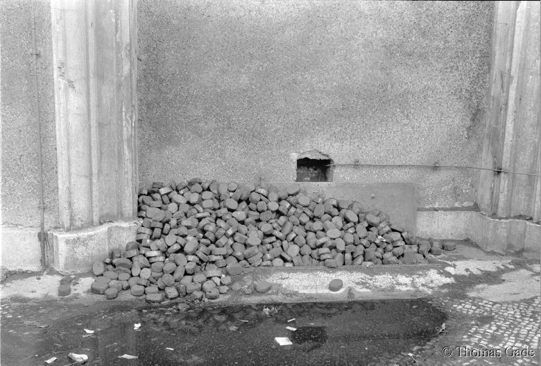März 1990. Berlin. Mitte. DDR. Deutsche Demokratische Republik. Ostberlin. Kohlebriketts in einem Hinterhof.