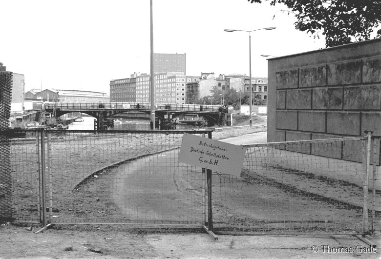 11.05.1990 DDR. Berlin. Mitte. Betriebsgelände am Spreeufer. Ostberlin. Ost-Berlin