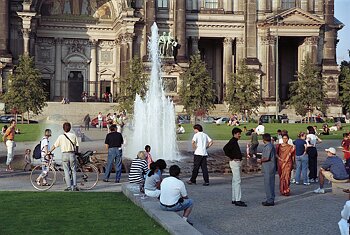 13. August 2000. Berlin. Berlin-Mitte. Der Brunnen im Lustgarten. Im Hintergrund: Berliner Dom